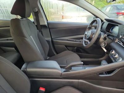 2025 Hyundai Elantra — photo 32 view