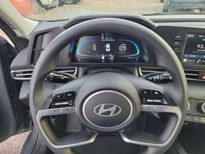 2025 Hyundai Elantra — photo 17 view