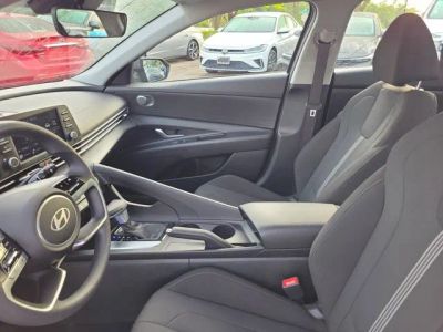 2025 Hyundai Elantra — photo 12 view