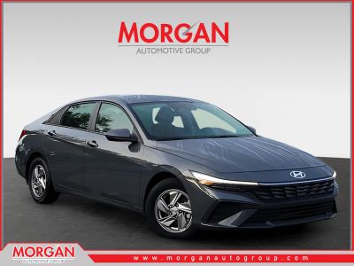2025 Hyundai Elantra SE in Gray — front three-quarter view
