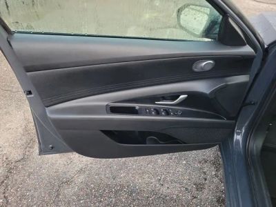 2025 Hyundai Elantra — photo 9 view