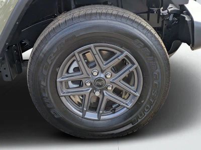 2026 Jeep Gladiator — photo 9 view