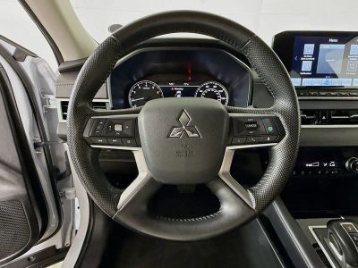 2024 Mitsubishi Outlander — photo 9 view