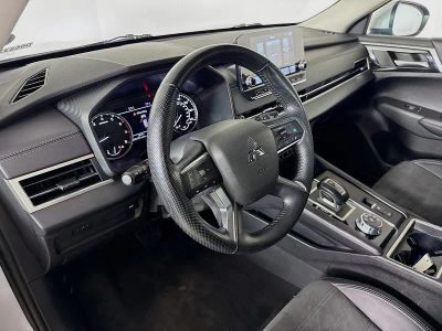 2024 Mitsubishi Outlander — photo 7 view