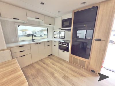 2026 Winnebago Thrive - Photo 8
