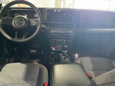 2025 Jeep Wrangler — photo 12 view