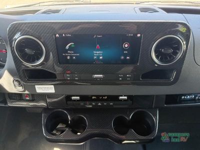 2020 Winnebago Navion — photo 26 view