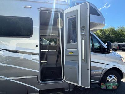 2020 Winnebago Navion — photo 17 view