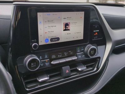 2024 Toyota Highlander — photo 11 view