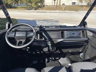 2026 Can-Am Defender MAX X mr HD11 with half-doors - Photo 10