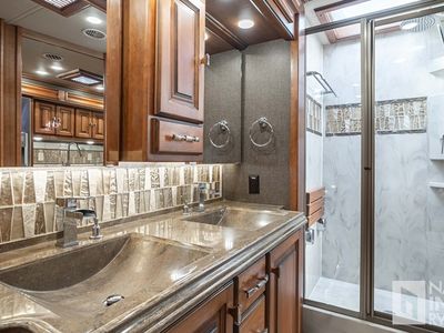 2017 Tiffin Motorhomes Allegro Bus — photo 19 view
