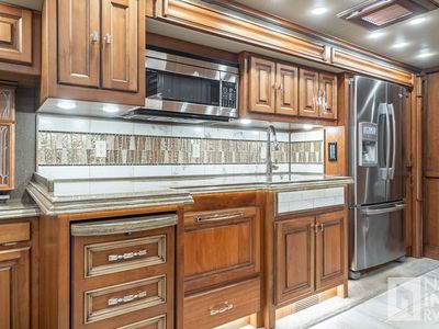 2017 Tiffin Motorhomes Allegro Bus — photo 16 view