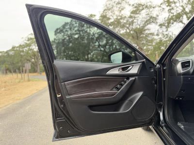 2018 Mazda MAZDA3 — photo 18 view