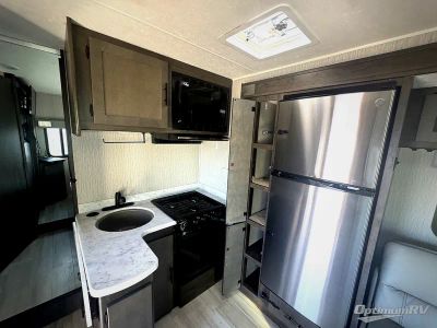 2022 Coachmen Leprechaun Premier — photo 8 view