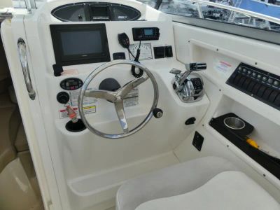 2005 Boston Whaler Conquest 255 — photo 9 view
