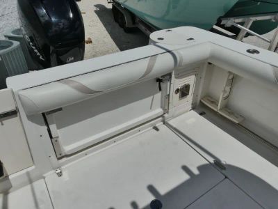 2005 Boston Whaler Conquest 255 — engine compartment view