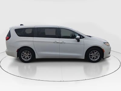 2023 Chrysler Voyager — photo 8 view