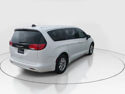 2023 Chrysler Voyager — photo 7 view