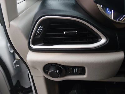 2023 Chrysler Voyager — photo 13 view