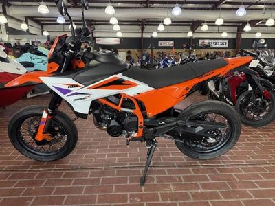 2026 KTM 390 SMC R - Photo 8