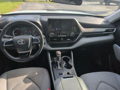2023 Toyota Highlander — photo 8 view
