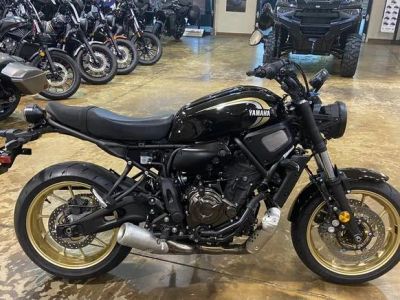 2022 Yamaha XSR700 — front three-quarter view