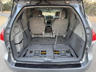 2011 Toyota Sienna — photo 17 view