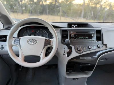 2011 Toyota Sienna — photo 27 view