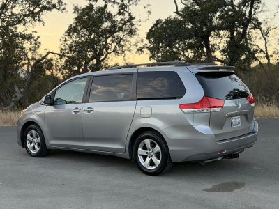2011 Toyota Sienna — photo 9 view