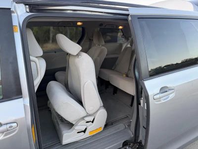 2011 Toyota Sienna — photo 20 view