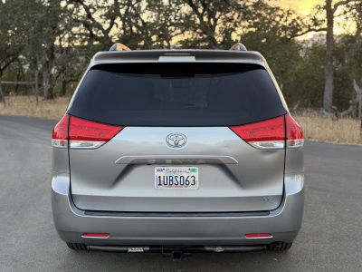 2011 Toyota Sienna — photo 8 view