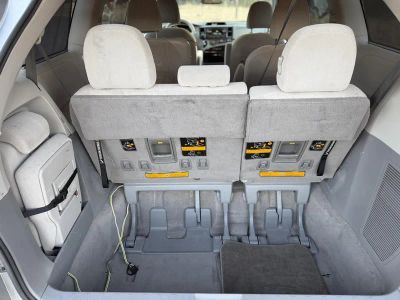 2011 Toyota Sienna — photo 16 view