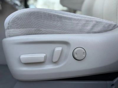 2011 Toyota Sienna — photo 26 view