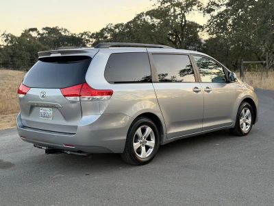 2011 Toyota Sienna — photo 7 view
