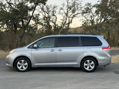 2011 Toyota Sienna — photo 10 view
