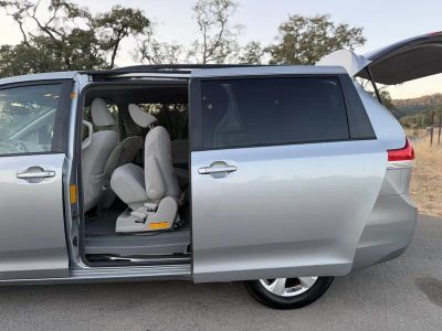 2011 Toyota Sienna — photo 19 view