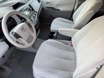 2011 Toyota Sienna — photo 25 view