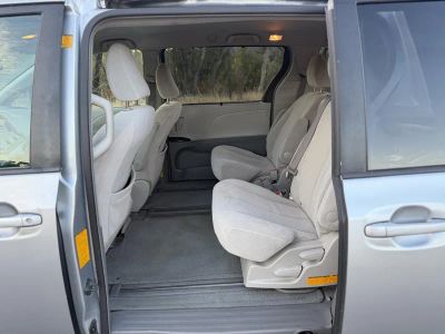 2011 Toyota Sienna — photo 22 view