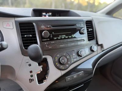 2011 Toyota Sienna — photo 28 view