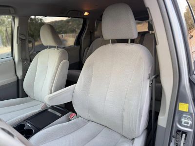 2011 Toyota Sienna — photo 24 view