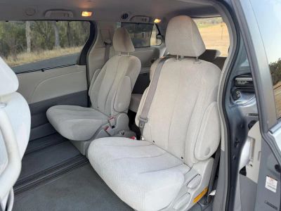 2011 Toyota Sienna — photo 21 view