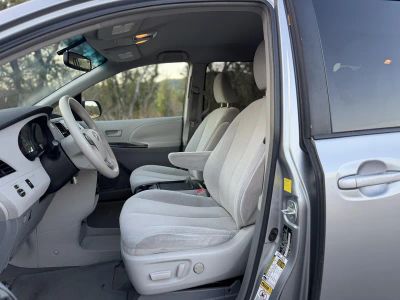 2011 Toyota Sienna — photo 23 view