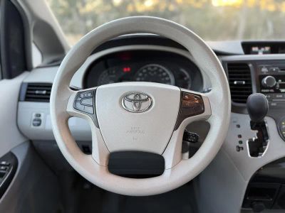 2011 Toyota Sienna — photo 31 view