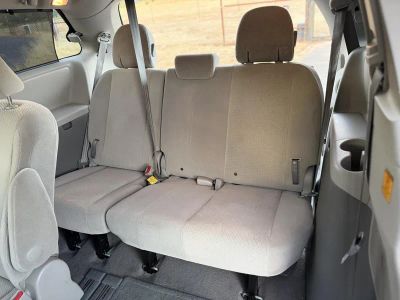 2011 Toyota Sienna — photo 18 view