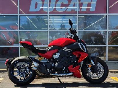 2024 Ducati Diavel V4 Red — front three-quarter view