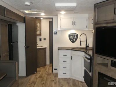 2022 Venture RV Stratus — engine compartment view