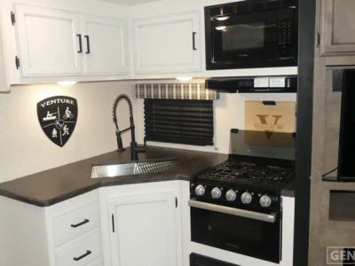 2022 Venture RV Stratus — photo 7 view