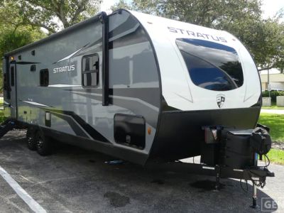 2022 Venture RV Stratus — front three-quarter view