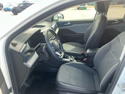 2024 Volkswagen Taos — photo 9 view