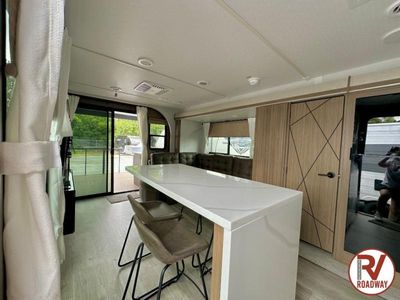 2025 Wildwood 34VERANDA — photo 18 view